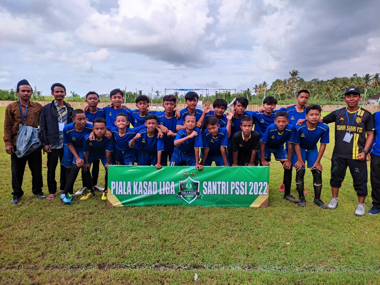 Team Sepak bola SMP Amanatulloh bersama pembina.